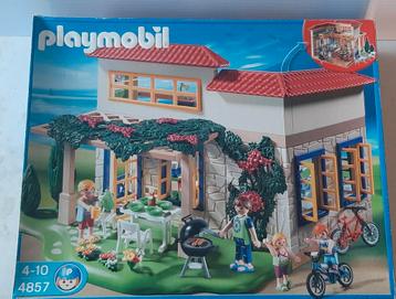 Playmobil 4857 maison de vacances  avec de nombreux petits a disponible aux enchères