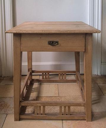 Dennenhouten tafel met lade beschikbaar voor biedingen
