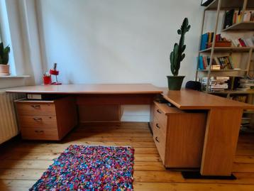 Hoekbureau in houtfineer met ladenkastjes beschikbaar voor biedingen