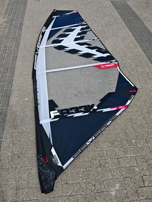 Severne Freek windsurf zeilen., Sports nautiques & Bateaux, Planche à voile, Utilisé, Voile, Avec sac de transport, Enlèvement ou Envoi