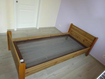 Houten bed voor 1 persoon met gratis matras beschikbaar voor biedingen