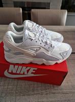 Baskets Nike huarache Blanc et gris 41
Neuves avec étiquette, Ophalen of Verzenden, Nieuw, Wit, Sneakers