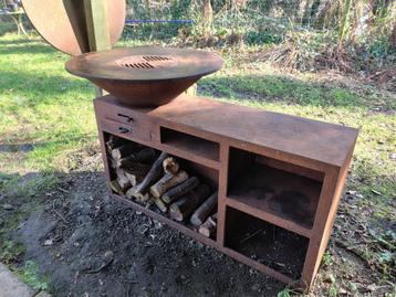 Design cortenstaal BBQ op hout met ronde plaat, Tuin en Terras, Ophalen, Zo goed als nieuw, T&T Design, Vrijstaand