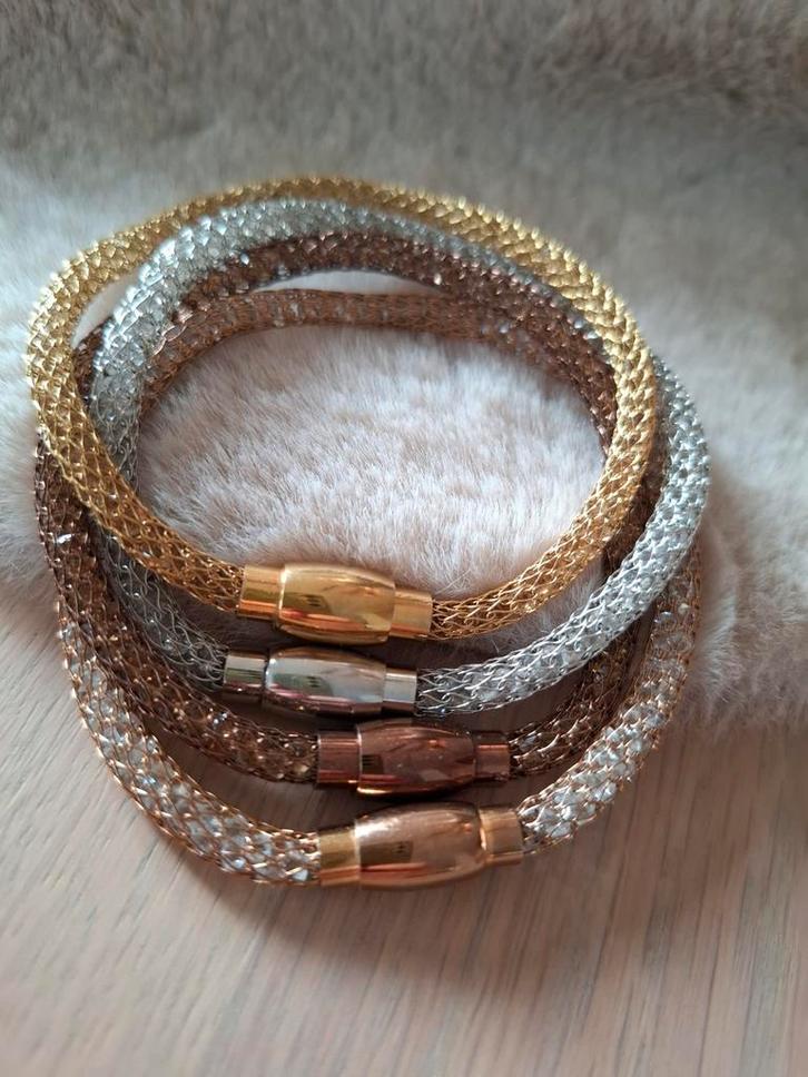 Victoria set van 4 armbandjes (nwpr 100eur), Handtassen en Accessoires, Armbanden, Zo goed als nieuw, Overige kleuren, Met strass