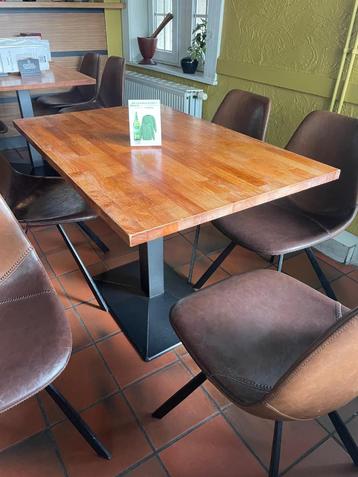 Houten tafel beschikbaar voor biedingen