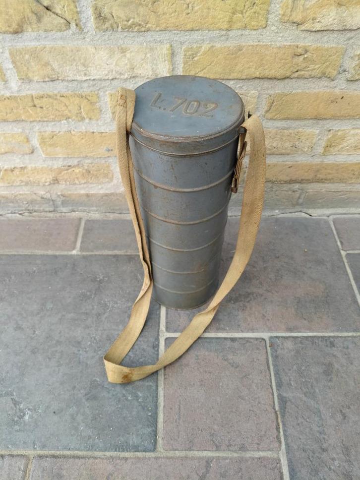 Gasmasker L702 uit WWII in tube. Met draagriem en cartouche., Verzamelen, Militaria | Tweede Wereldoorlog, Landmacht, Overige typen