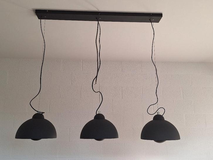 Zwarte plafond hanglamp met 3 lampen, Huis en Inrichting, Lampen | Hanglampen, Zo goed als nieuw, 75 cm of meer, Metaal, Overige materialen