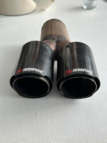 Uitlaat in carbon Akrapovic beschikbaar voor biedingen