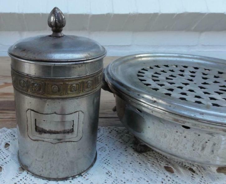 Doorleefde verweerde metalen voorraadbus met sierrand, Antiek en Kunst, Curiosa en Brocante, Ophalen of Verzenden