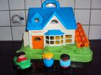 Fisher price, open speelhuisje met 'roltrap', auto, popjes.., Ophalen of Verzenden