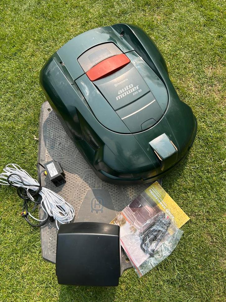 Husqvarna automower 220AC robot, Tuin en Terras, Robotmaaiers, Zo goed als nieuw, 20 tot 25 cm, Ophalen of Verzenden