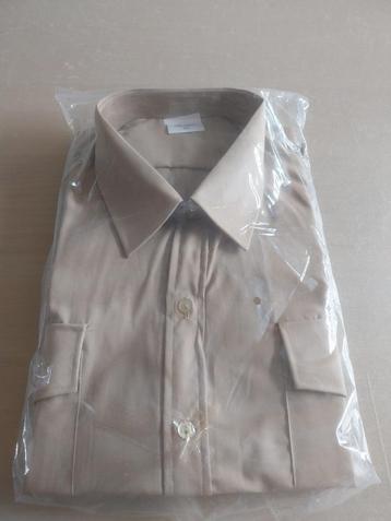 Chemise brune neuve (X 11). 