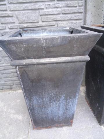 4 grote antracieten metalen bloempotten beschikbaar voor biedingen