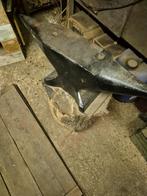 Te koop aambeeld 100 kg en 3 smeedtangen, Doe-het-zelf en Bouw, Ophalen