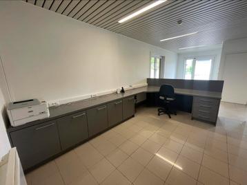 Bureaumeubel met balie beschikbaar voor biedingen