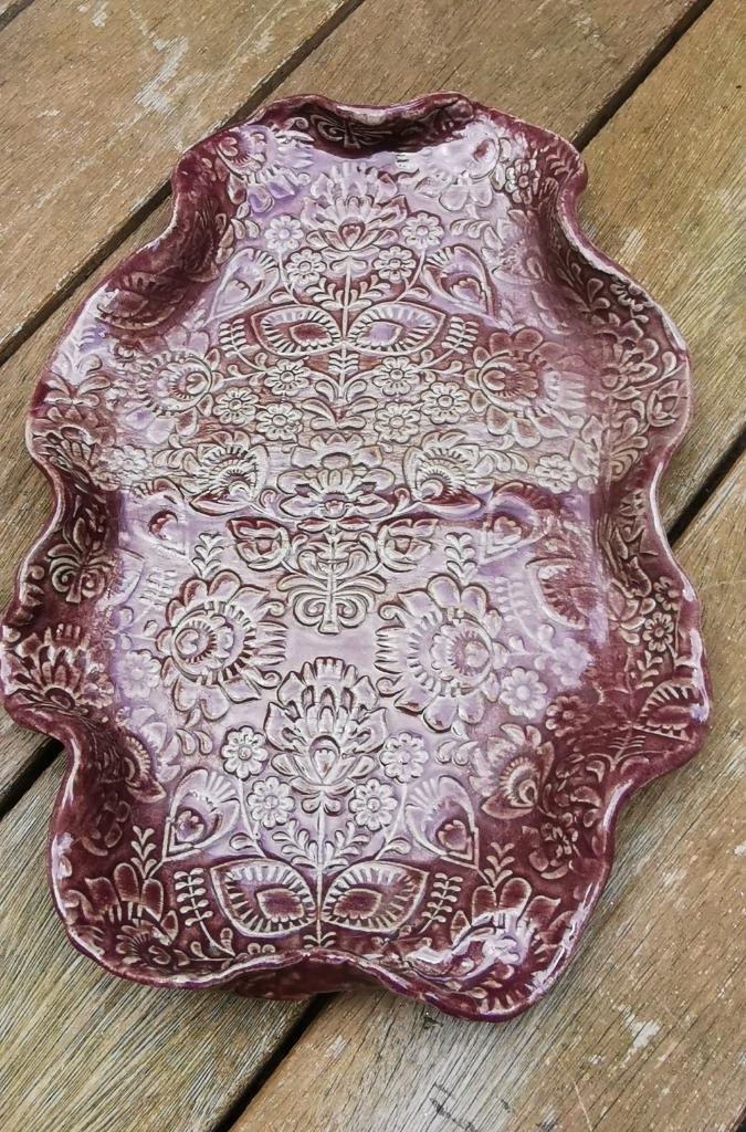 Schaal, serveerschaal in keramiek met kantmotief. Handwerk., Antiek en Kunst, Kunst | Overige Kunst, Ophalen of Verzenden