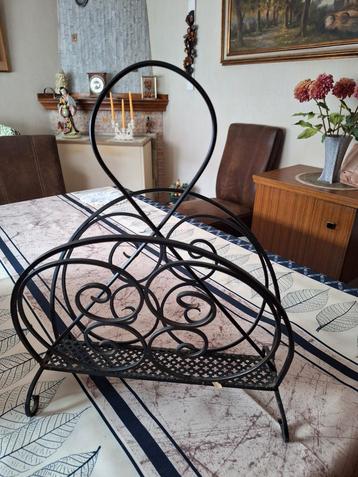 gietijzeren vintage krantenbak beschikbaar voor biedingen