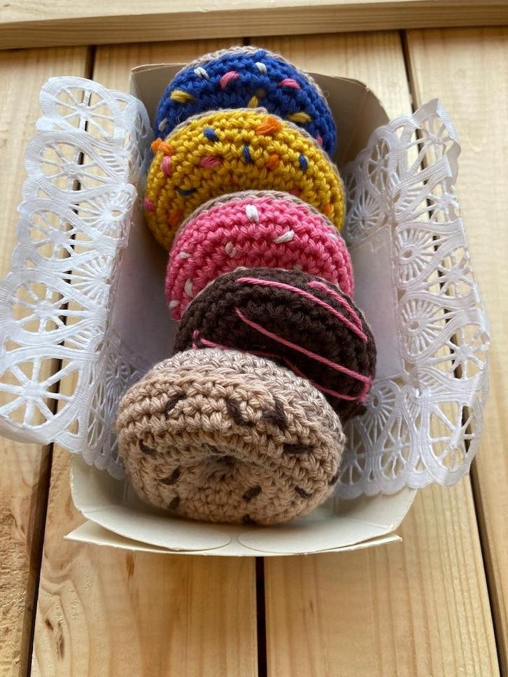 5 mini Donuts gehaakt van garen Veritas, Hobby en Vrije tijd, Breien en Haken, Nieuw, Haken, Overige typen, Ophalen of Verzenden