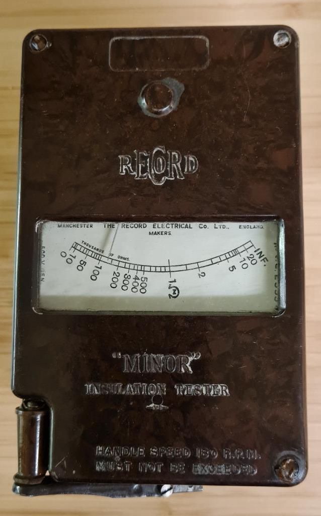 Bakeliet Minor Insulation tester in zadelleder etui UK, Antiek en Kunst, Antiek | Gereedschap en Instrumenten, Ophalen of Verzenden