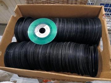 Lot +/- 500 vinyl singles beschikbaar voor biedingen