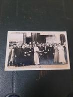 foto gezelschap in feestkledij cafe In den Gouden Ring, Foto, Ophalen of Verzenden, Zo goed als nieuw, Voor 1940