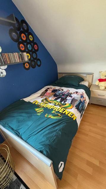 Chambre avec lit, placard, table de chevet et bibliothèque, Enlèvement, Utilisé, Une personne, Modern
