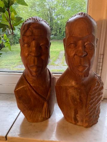 2 prachtige houten beelden 34cm hoog