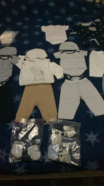 Eerste babykleedjes zo goed als nieuw beschikbaar voor biedingen