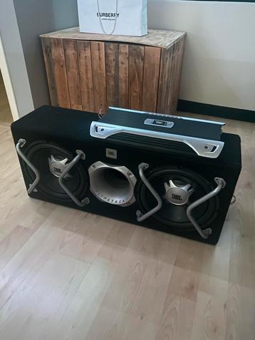 JBL dubbele subwoofer met versterker en kabels beschikbaar voor biedingen