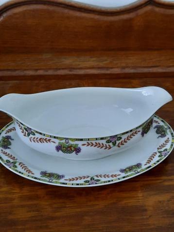 Servies aan tafel in Limoges beschikbaar voor biedingen