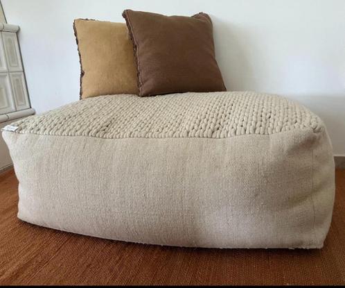 Magnifique pouf d'assise de Flamant en tissu écru à vendre., Maison & Meubles, Canapés | Repose-pieds & Poufs, Neuf, 50 à 75 cm