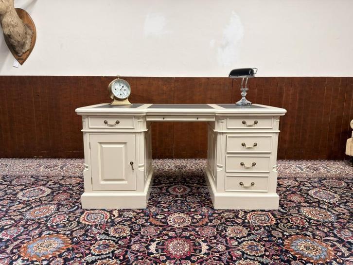 Klassiek Engels Crème Chesterfield Bureau, Antiek en Kunst, Antiek | Kantoor en Zakelijk, Ophalen of Verzenden