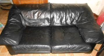 Canapé simili-cuir noir usagé deux places de 175 cm à donner