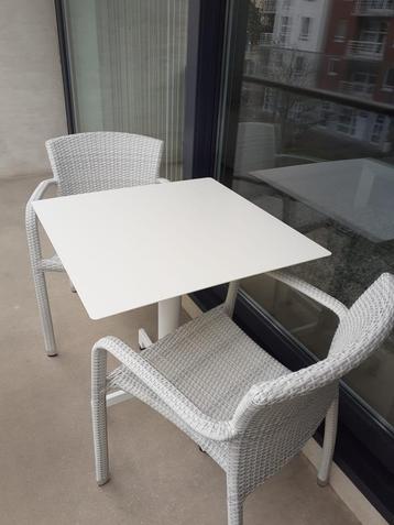 Set van terrastafeltje met 2 bijhorende stoelen beschikbaar voor biedingen