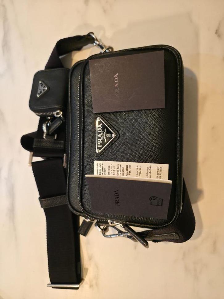 Schoudertas PRADA leren schoudertas, Handtassen en Accessoires, Tassen | Schoudertassen, Zo goed als nieuw, Overige merken, Zwart