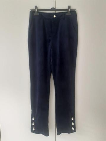 zwarte broek beschikbaar voor biedingen