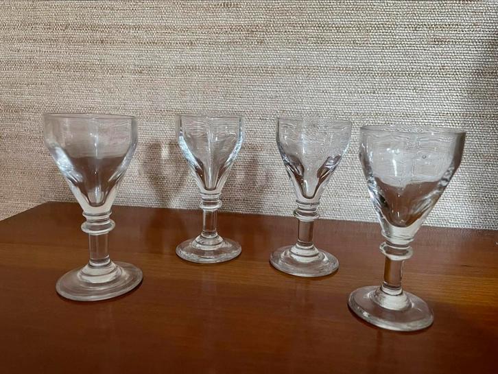 4 antieke likeurglazen op voet - chique bistrostijl, Antiek en Kunst, Antiek | Glaswerk en Kristal, Ophalen