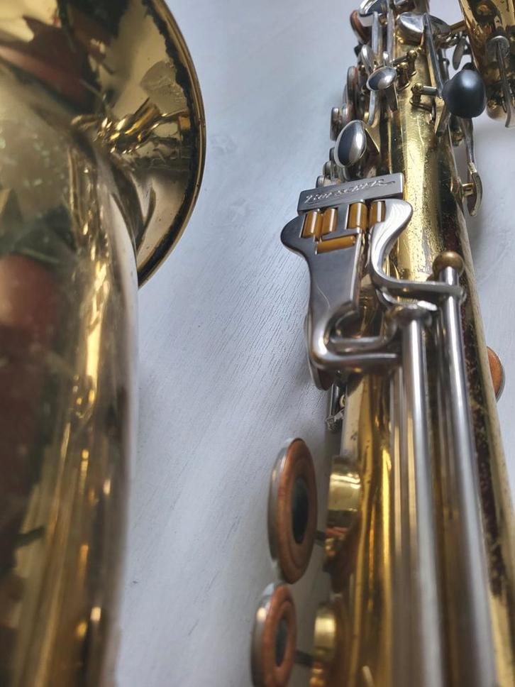 Buescher 400 bariton sax uit 1960, Muziek en Instrumenten, Blaasinstrumenten | Saxofoons, Gebruikt, Bariton, Met koffer, Ophalen of Verzenden
