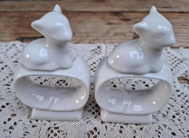2 Wit porseleinen servetringen met diertjes, Maison & Meubles, Cuisine | Vaisselle, Utilisé, Autres types, Uni, Porcelaine, Enlèvement ou Envoi
