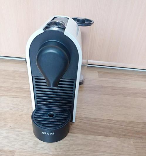 Kenmerken van de Nespresso UPURE espressomachine., Elektronische apparatuur, Koffiezetapparaten, Zo goed als nieuw, Koffiepads en cups
