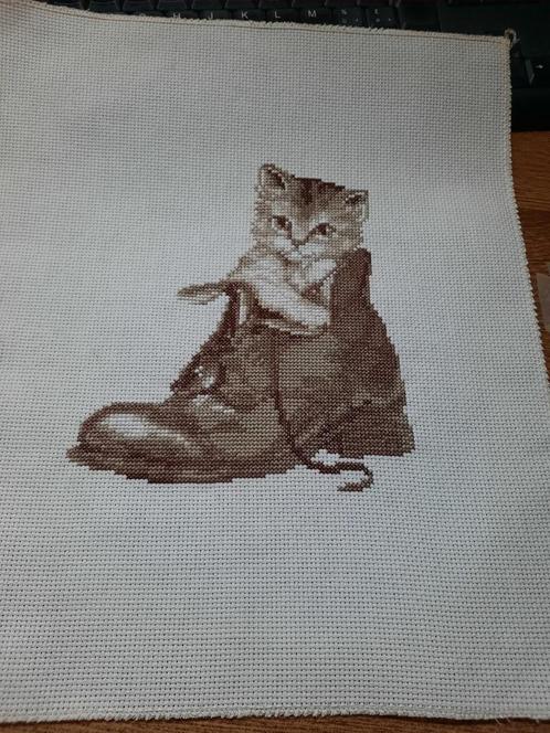 Afgewerkt borduurwerk - Vervaco " Kitten in  schoen ", Hobby en Vrije tijd, Borduren en Borduurmachines, Nieuw, Onderdeel of Accessoires