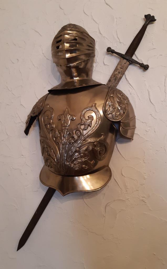 Cuirasse et heaume de style espagnol (Renaissance), Antiek en Kunst, Antiek | Meubels | Stoelen en Sofa's, Ophalen