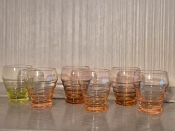 6 art deco glaasjes waarvan 1 in uranium beschikbaar voor biedingen