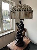 Tiffanylamp met zamakbeeld van August Moreau, Huis en Inrichting, Lampen | Tafellampen, Ophalen