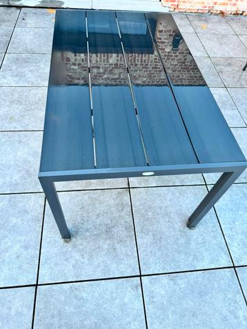 Tuintafel beschikbaar voor biedingen