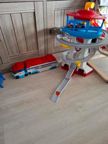 Paw petrol toren en bus beschikbaar voor biedingen