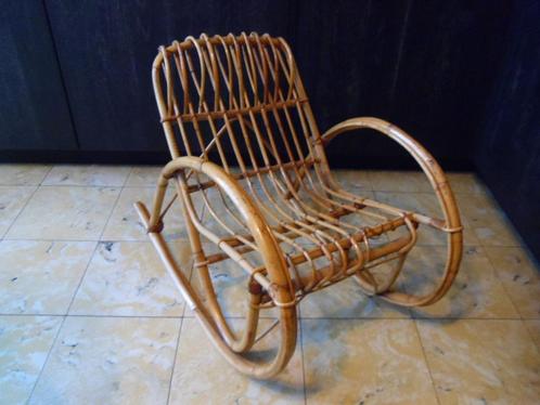 vintage rotan kinder schommelstoeltje, Kinderen en Baby's, Kinderkamer | Tafels en Stoelen, Gebruikt, Stoel(en), Ophalen