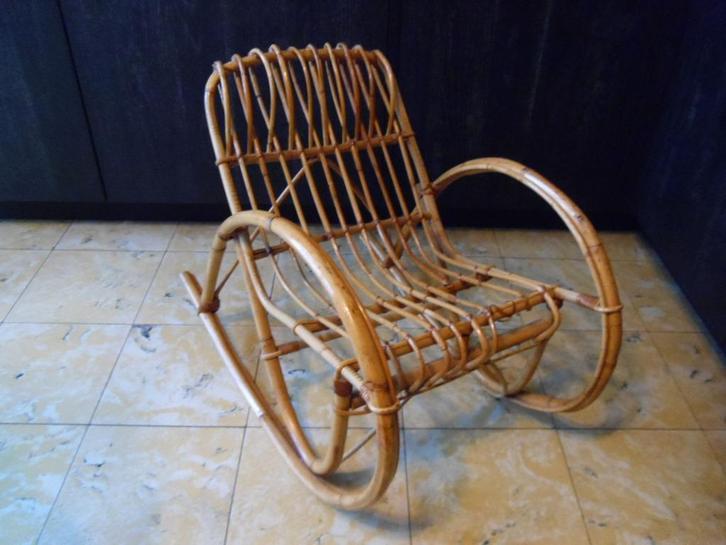 vintage rotan kinder schommelstoeltje, Kinderen en Baby's, Kinderkamer | Tafels en Stoelen, Gebruikt, Stoel(en), Ophalen