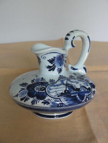 Vase en poterie de Delft avec paysage de moulin à vent   disponible aux enchères