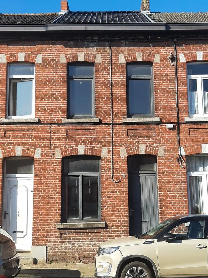 Te renoveren huis gelegen in Courcelles met nieuw dak, Immo, Huizen en Appartementen te koop, Charleroi, tot 200 m², Tussenwoning